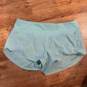 Lululemon Speed Up Shorts Toothpaste, 2.5 inch, low rise, size 4